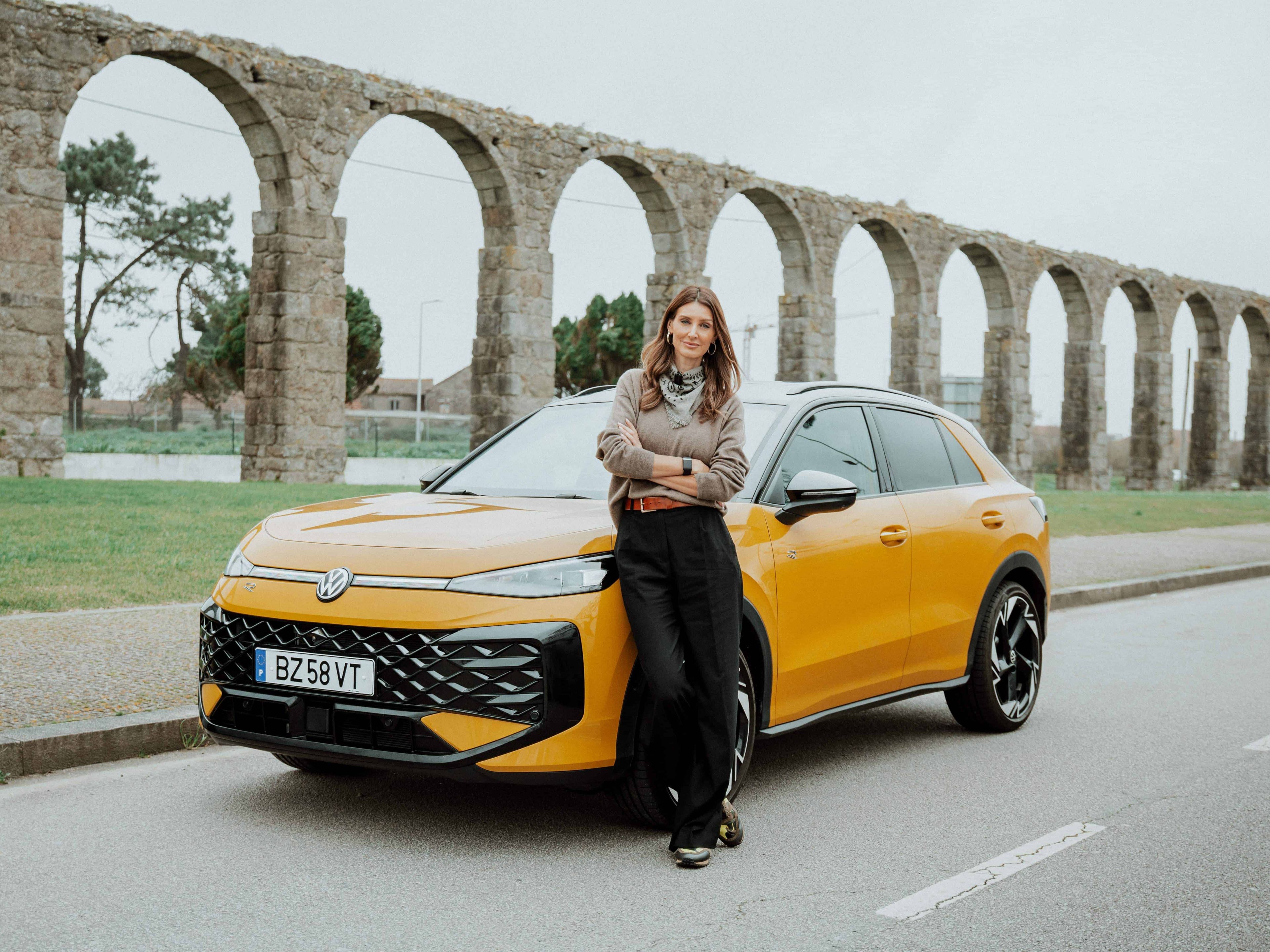 Série De Portugal para o Mundo. Diana Pereira ao lado do Novo T-Roc.